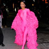 Kim Kardashians Style: Kim K mit pinkem Feder Kostüm