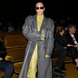 Kim Kardashians Style: Kim K trägt ein Lederoutfit in Grün und Grau