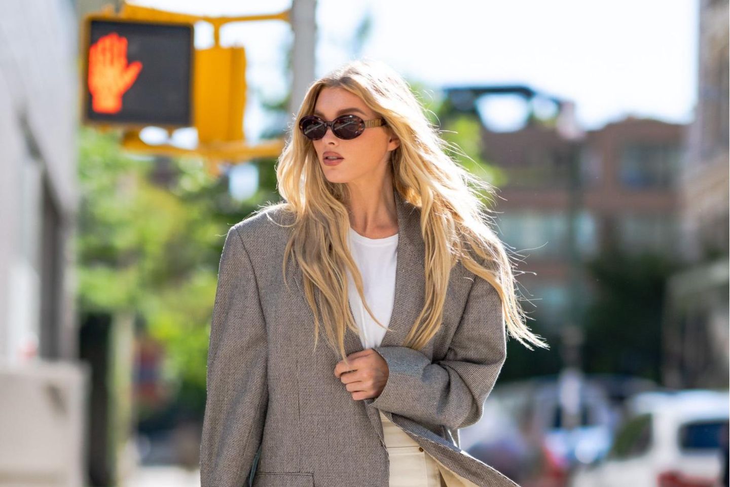 Mit dem Choppy Cut fallen die geschnittenen Stufen wunderbar leicht und fließend, wie Model Elsa Hosk beweist. 