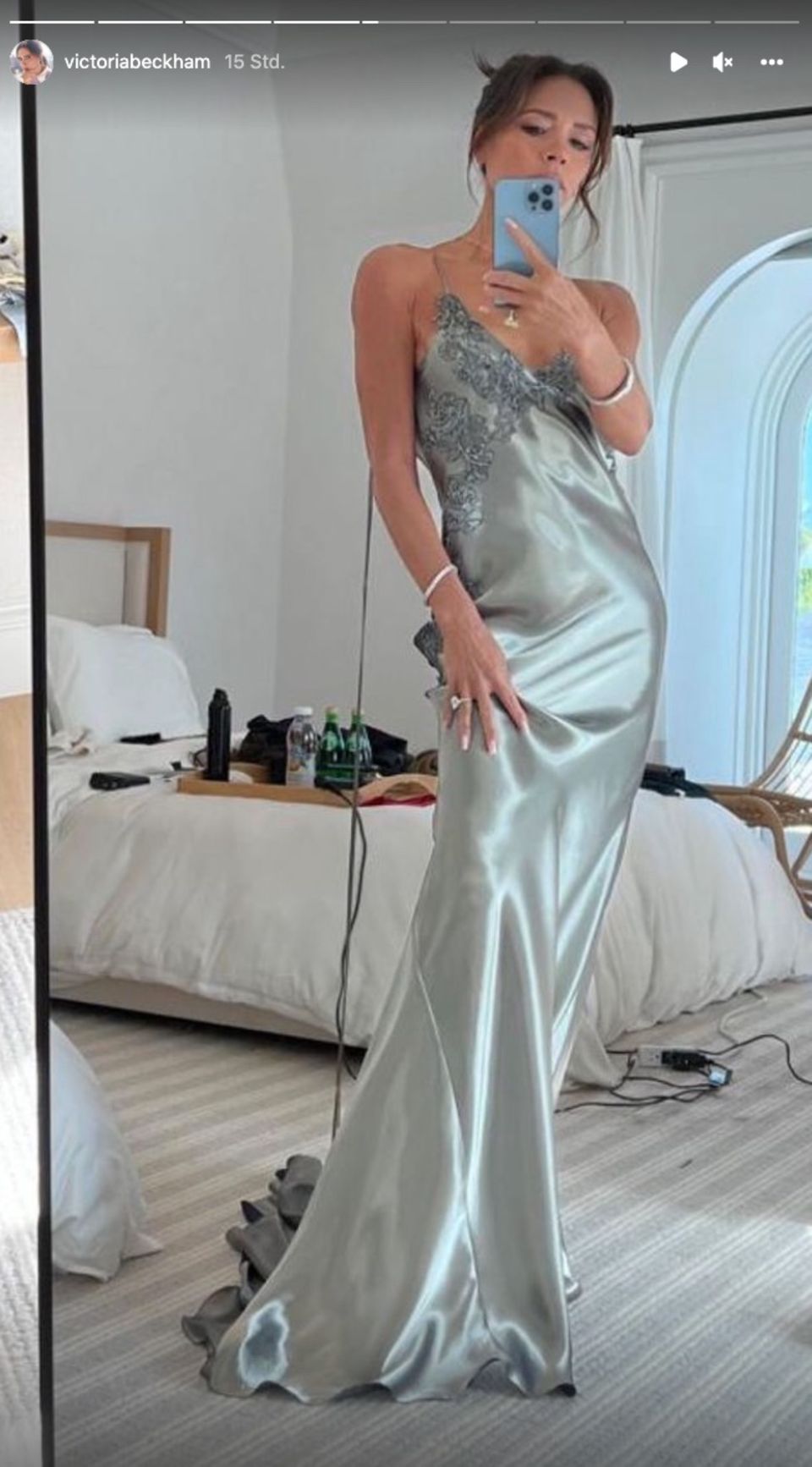 Victoria Beckham präsentiert auf Instagram ihr Slip-Dress in Silber. 