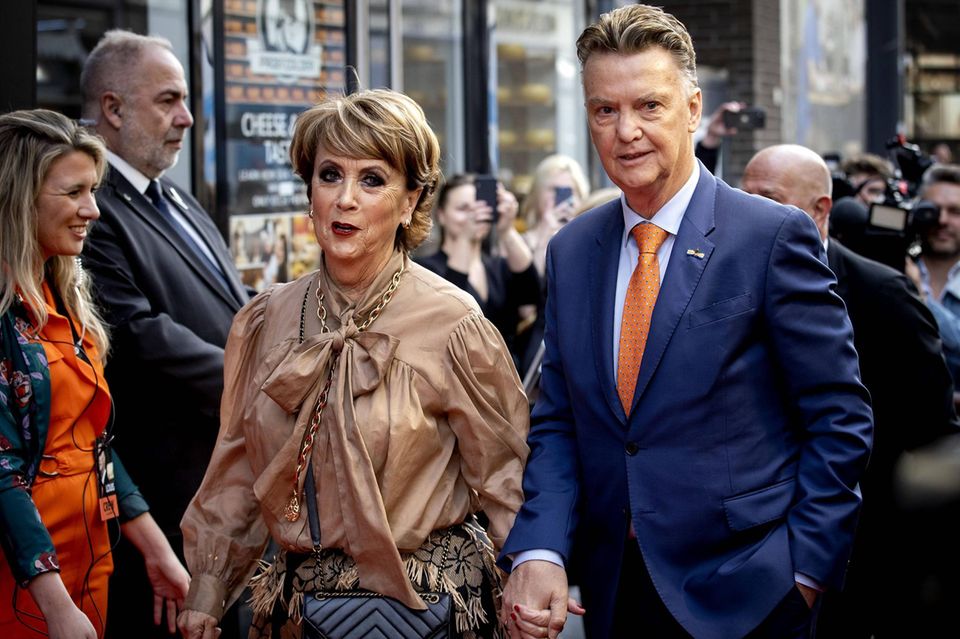 Louis van Gaal mit seiner Frau Truus van Gaal bei der Premiere des Dokumentarfilms "Louis" in Amsterdam.
