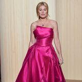 Bei der Fashionshow von Christophe Guillarme bekommt das pinke Kleid seinen ersten großen Auftritt und ist auch dort ein echter Hingucker. Der lässige Pferdeschwanz gibt dem Look jedoch einen coolen und entspannteren Dreh! Eine lange Kette und mit Steinen besetzte Strap-Heels runden das Catwalk-Outfit ab.