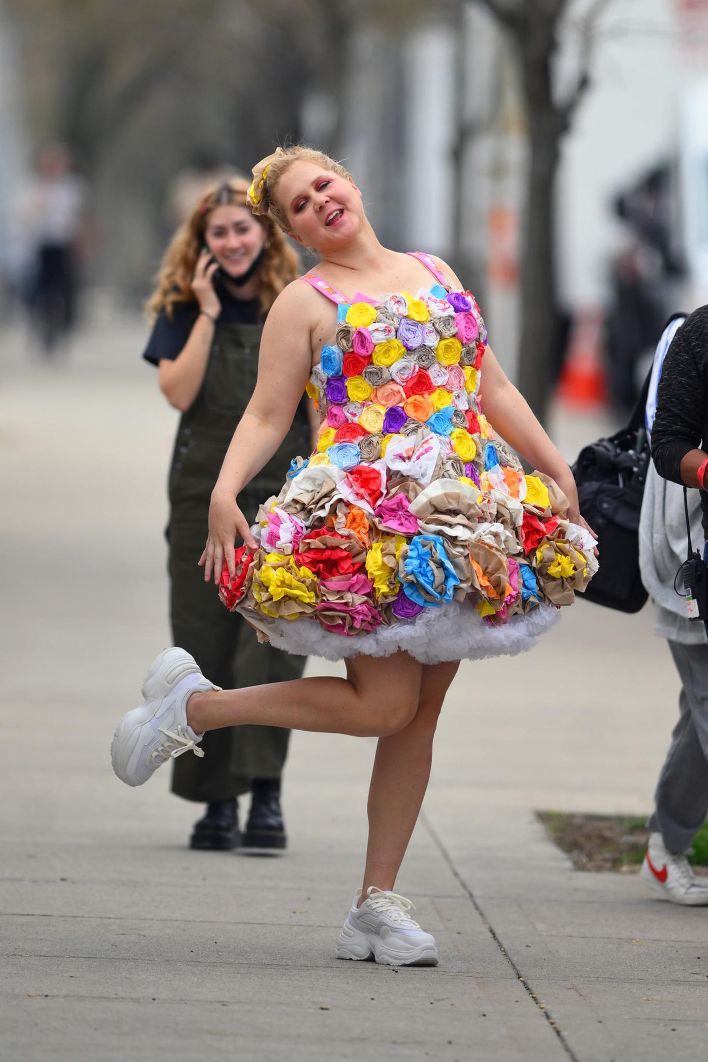Stars am Set: Amy Schumer posiert in einem bunten Outfit.