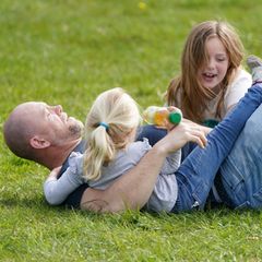 Familie Zara und Mike Tindall: Mike Tindall mit Töchtern tobt auf Rasen