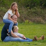 Familie Zara und Mike Tindall: Mike Tindall mit Töchtern auf Rasen