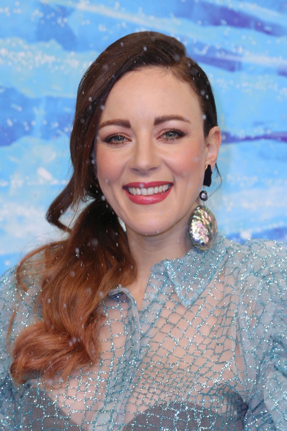 November 2021 Ihren Look passt die Brünette "eiskalt" an Event und Jahreszeit an: Zur Musical Premierie der "Eiskönigin" trägt Jasmin eine hellblau, glitzernde Bluse und ihr Make-up ist in Rosé-Tönen gehalten – der feine Schnee lässt uns endgültig frösteln.