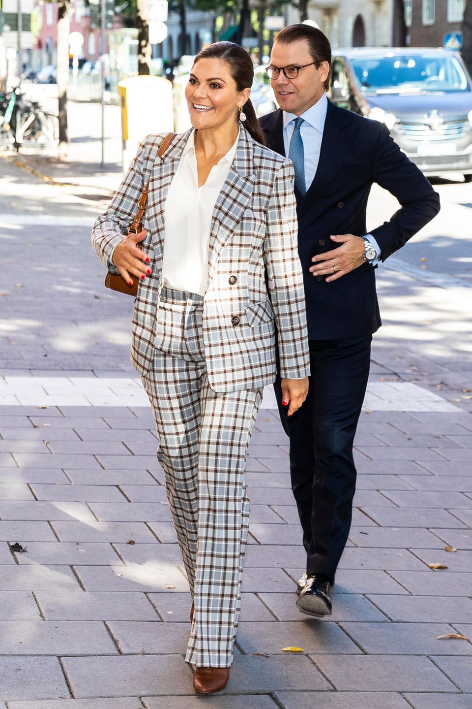 Power Suits: Prinzessin Victoria von Schweden in einem karierten Anzug. Prinzessin Victoria von Schweden in einem karierten Anzug.