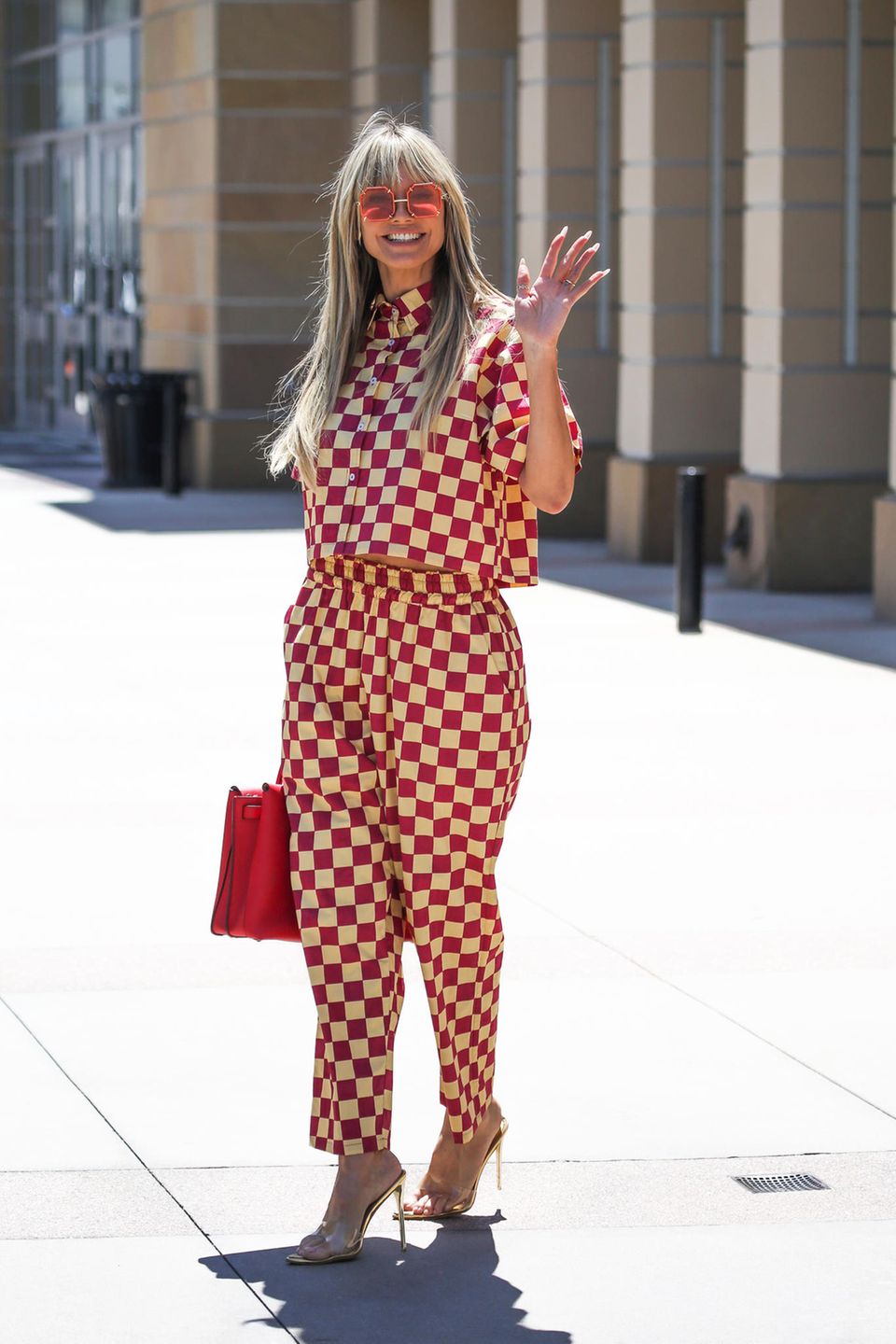 Heidi Klum mag es momentan ganz schön bunt! Immer wieder zeigt sich das Topmodel in knalligen Outfits. Und auch zu den Dreharbeiten von America's Got Talent erscheint Heidi kurz vor Ostern im fröhlichen Karo-Outfit. Da kann sie definitiv mit jedem bunten Osterei mithalten! Heidi Klum mag es momentan ganz schön bunt! Immer wieder zeigt sich das Topmodel in knalligen Outfits. Und auch zu den Dreharbeiten von America's Got Talent erscheint Heidi kurz vor Ostern im fröhlichen Karo-Outfit. Da kann sie definitiv mit jedem bunten Osterei mithalten!