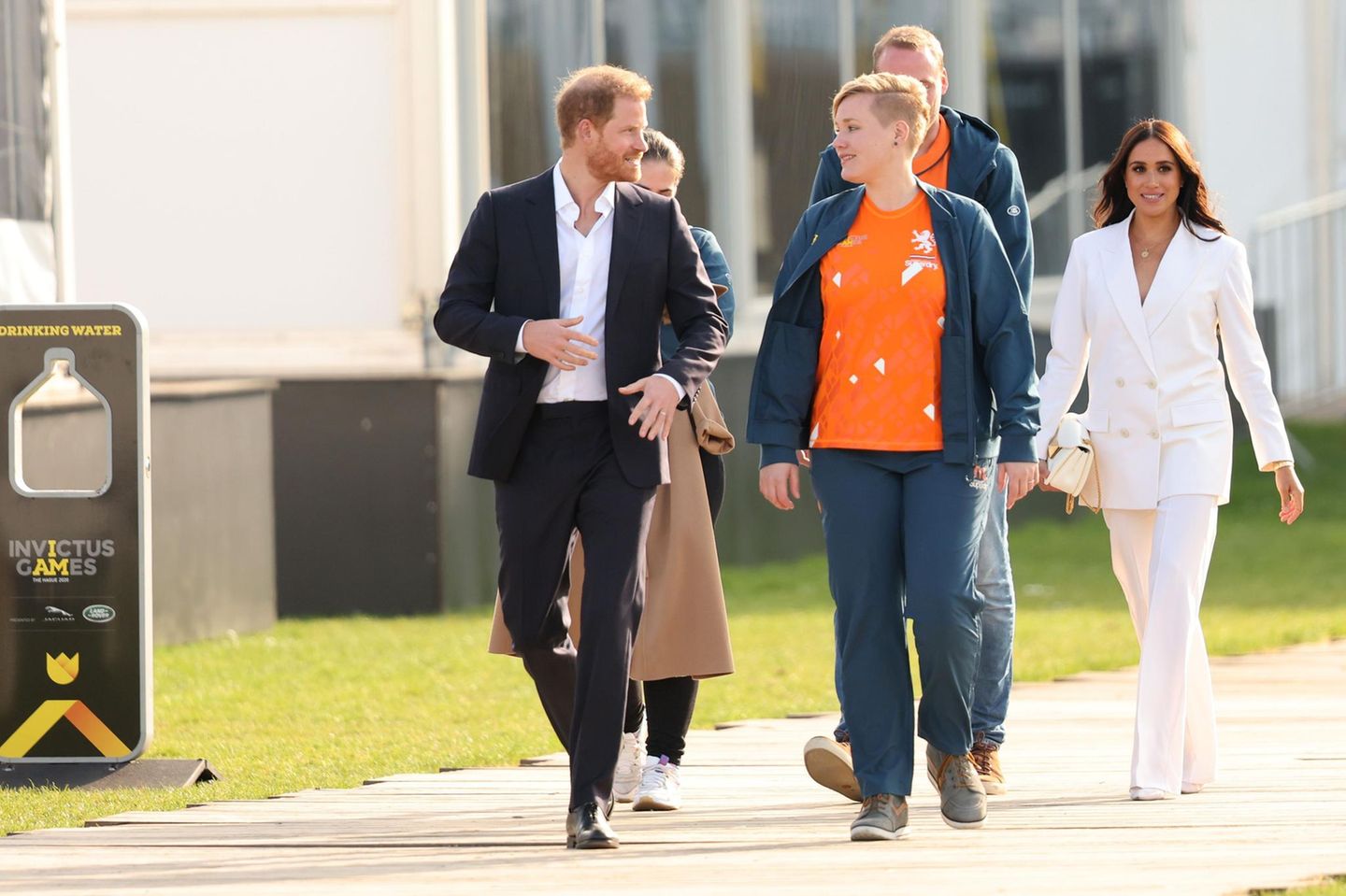 Prinz Harry und Herzogin Meghan werden bei den Invictus Games 2022 in Den Haag von den Veranstaltenden begrüßt.