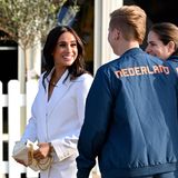 Mit den Mitwirkenden scherzt die Herzogin von Sussex und verbreitet gute Stimmung.