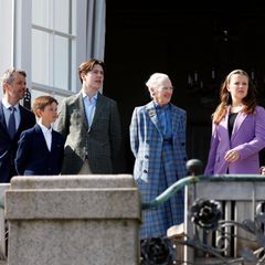 An der Seite von Königin Margrethe stehen an diesem Tag ihr Sohn Prinz Frederik und dessen Frau Prinzessin Mary sowie deren Kinder Prinz Vincent, Prinz Christian, Prinzessin Isabella und Prinzessin Josephine.