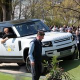 Im Land Rover Defender für Erwachsene gehts für Prinz Harry nicht viel schneller voran. Herzogin Meghan schaut sich das Ganze lieber aus sicherer Entfernung an.