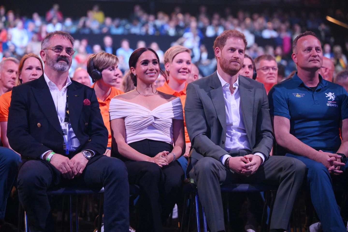 Nachdem das Ehepaar unter johlendem Applaus in der Arena begrüßt wurde, dürfen sie sich nun auf rund zwei emotionale Stunden freuen. Vor allem an Prinz Harrys Gesichtsausdruck ist abzulesen, wie viel ihm dieser Abend bedeutet.