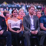 Nachdem das Ehepaar unter johlendem Applaus in der Arena begrüßt wurde, dürfen sie sich nun auf rund zwei emotionale Stunden freuen. Vor allem an Prinz Harrys Gesichtsausdruck ist abzulesen, wie viel ihm dieser Abend bedeutet.