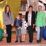 Bei einer Benefiz-Zirkusrevue mit Künstlern aus der Ukraine in Monaco zeigen sich Prinz Jacques und Prinzessin Gabriella mal wieder von ihrer stylischen Seite. Während Jacques mit Detroyed Jeans, Streifenpulli und blauer Lederjacke eher rockig unterwegs ist, mixt Gabriella ein süßes Streifenkleidchen mit einer Felljacke mit Sternenprint. 