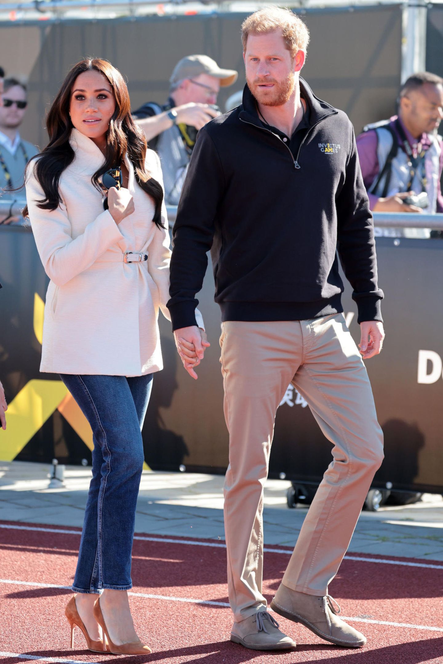 Es ist der erste Tag nach der offiziellen Eröffnung der Sportveranstaltung, die Prinz Harry ins Leben gerufen hat. Hand in Hand gehts für das Paar zum nächsten Termin.