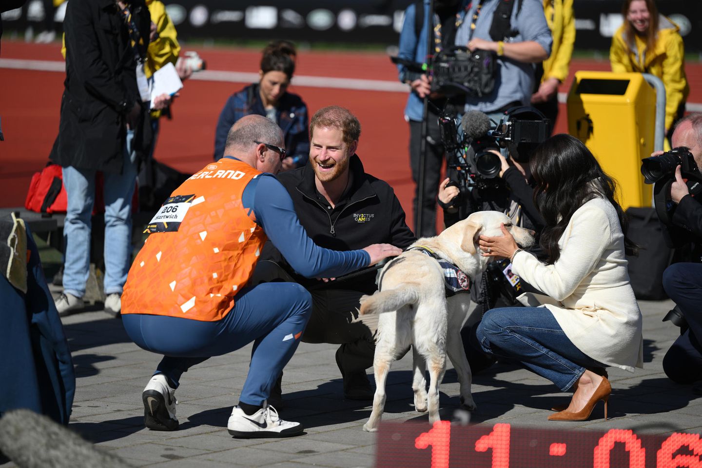 Flauschige Unterstützer am Rande des Sportplatzes bekommen von Herzogin Meghan eine Extraportion Streicheleinheit.