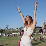 Sie verpasst kein Coachella-Festival! Alessandra Ambrosio ist in diesem Jahr selbstverständlich auch in die kalifornische Wüste gereist, um zu feiern. Im weißen Spitzen-Jumpsuit mit Cut-Outs an den Seiten macht das Supermodel dabei eine besonders heiße Figur!