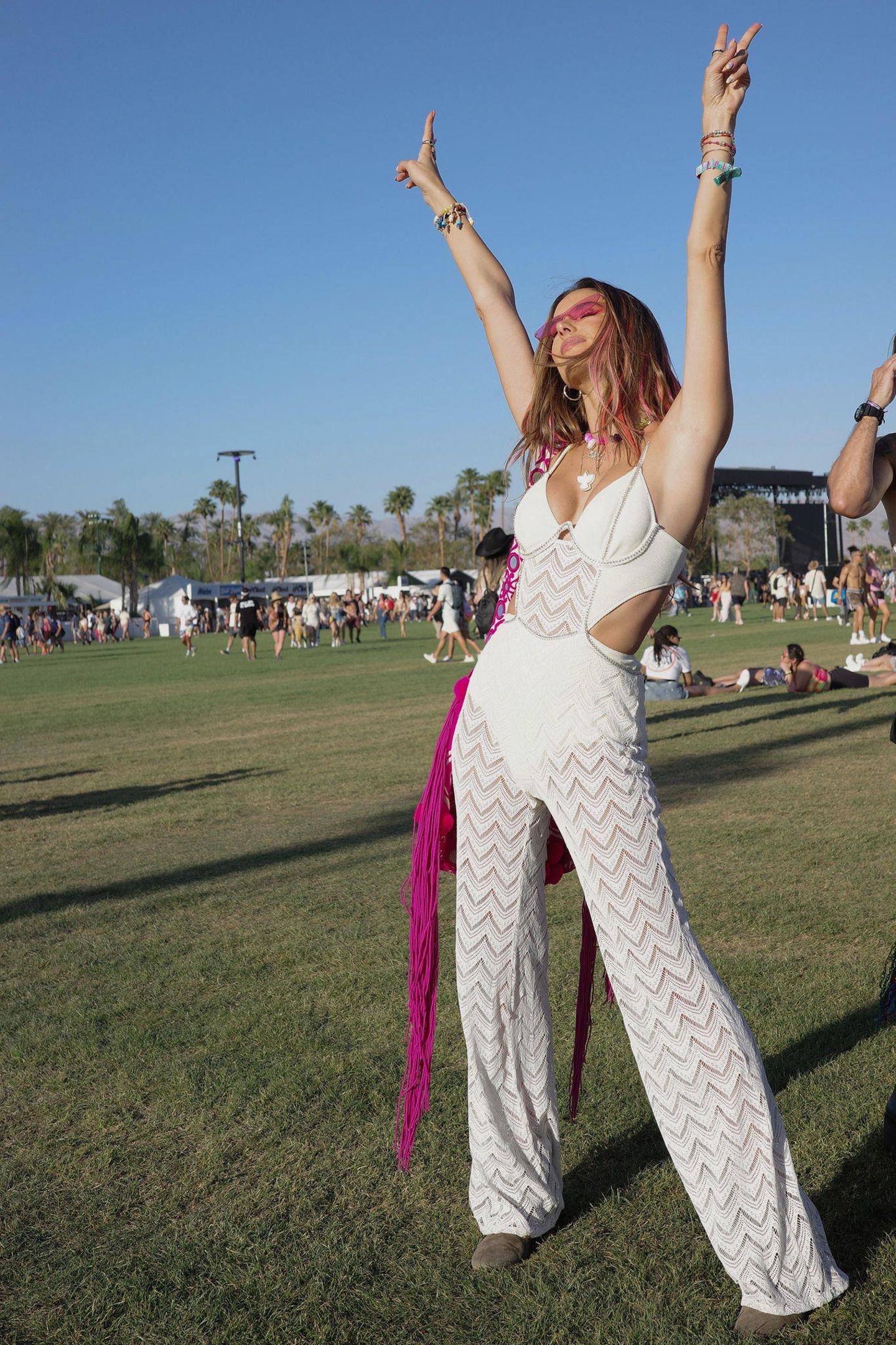 Sie verpasst kein Coachella-Festival! Alessandra Ambrosio ist in diesem Jahr selbstverständlich auch in die kalifornische Wüste gereist, um zu feiern. Im weißen Spitzen-Jumpsuit mit Cut-Outs an den Seiten macht das Supermodel dabei eine besonders heiße Figur!