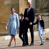 Während Kate im gewickelten Mantelkleid ihre zarte Taille betont, trägt ihre Tochter ein süßes Blumenkleid in hellem Blau und eine dazu passende Strumpfhose im gleichen Farbton. 