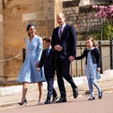17. April 2022  Bei Sonnenschein macht sich Familie Cambridge auf zum traditionellen Gottesdienst am Ostersonntag. Dieser findet in der St. George's Chapel auf Schloss Windsor statt. Herzogin Catherine und Tochter Prinzessin Charlotte tragen an diesem Tag blaue Looks, während Prinz William und Prinz George in schwarzen Anzügen erscheinen. Der jüngste Spross des royalen Clans, Prinz Louis, ist bei dem Gottesdienst nicht dabei.