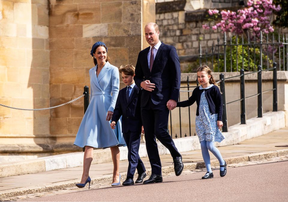 17. April 2022 Bei Sonnenschein macht sich Familie Cambridge auf zum traditionellen Gottesdienst am Ostersonntag. Dieser findet in der St. George's Chapel auf Schloss Windsor statt. Herzogin Catherine und Tochter Prinzessin Charlotte tragen an diesem Tag blaue Looks, während Prinz William und Prinz George in schwarzen Anzügen erscheinen. Der jüngste Spross des royalen Clans, Prinz Louis, ist bei dem Gottesdienst nicht dabei. 17. April 2022 Bei Sonnenschein macht sich Familie Cambridge auf zum traditionellen Gottesdienst am Ostersonntag. Dieser findet in der St. George's Chapel auf Schloss Windsor statt. Herzogin Catherine und Tochter Prinzessin Charlotte tragen an diesem Tag blaue Looks, während Prinz William und Prinz George in schwarzen Anzügen erscheinen. Der jüngste Spross des royalen Clans, Prinz Louis, ist bei dem Gottesdienst nicht dabei.