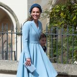 Familie Cambridge besucht den Ostergottesdienst in der St. George's Chapel auf Schloss Windsor. Bei ihren Looks scheinen sich vor allem Catherine und Charlotte abgesprochen zu haben. Die Damen der royalen Familie wählen beide ein zartes Hellblau, das zum herrlichen Frühlingswetter passt.
