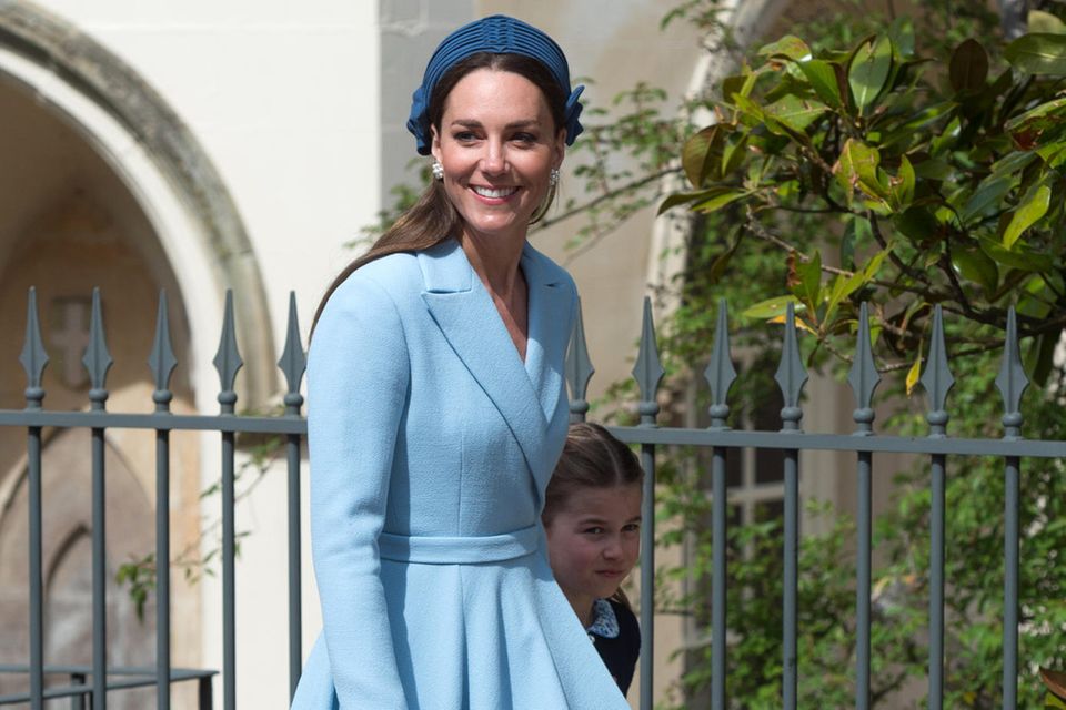 Familie Cambridge besucht den Ostergottesdienst in der St. George's Chapel auf Schloss Windsor. Bei ihren Looks scheinen sich vor allem Catherine und Charlotte abgesprochen zu haben. Die Damen der royalen Familie wählen beide ein zartes Hellblau, das zum herrlichen Frühlingswetter passt.