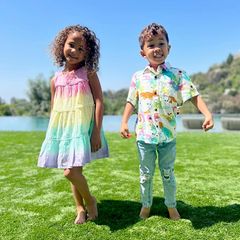 17. April 2022  Luna und Miles sind schon ganz aufgeregt, gleich beginnt die Ostersuche! Mama Chrissy Teigen hat für diesen besonderen Tag auch besonders fröhlich bunte Outfits für ihre Kids ausgesucht. Na, dann mal los!