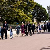Mit den Cambridges feiern natürlich auch die anderen Mitglieder der Royal Family den Ostergottesdienst in Windsor. Hinter Will und Kate laufen direkt Gräfin Sophie, Prince Edward und seine Kinder. Dahinter wiederum die Familien Phillips und Tindall.