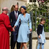 Nach dem Gottesdienst bedankt sich Herzogin Catherine noch herzlich beim Dekan von Windsor, Bischof David Conner. Prinzessin Charlotte sieht hingegen so aus, als wolle sie schnell wieder ins Schloss, um dann endlich Ostereier suchen zu können.