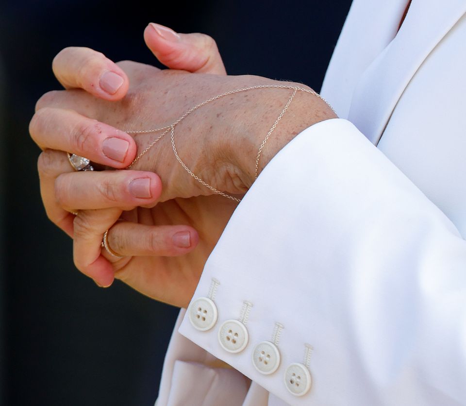 Herzogin Meghan bei den Invictus Games: Meghan wählt für ihren ersten Auftritt ein goldenes Handkettchen. Meghan wählt für ihren ersten Auftritt ein goldenes Handkettchen.