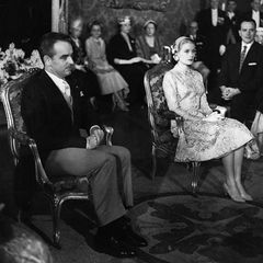 Schon einen Tag zuvor, am 18. April 1956 heiraten Fürst Rainier und Grace Kelly standesamtlich, und auch dieser Brautlook aus cremefarbener Alençon-Spitze über einem zartrosafarbenem Taftkleid, ist bezaubernd. Designt wurde es, genau wie das kirchliche Traumkleid von MGM-Kostümbildnerin Helen Rose. 