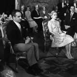 Schon einen Tag zuvor, am 18. April 1956 heiraten Fürst Rainier und Grace Kelly standesamtlich, und auch dieser Brautlook aus cremefarbener Alençon-Spitze über einem zartrosafarbenem Taftkleid, ist bezaubernd. Designt wurde es, genau wie das kirchliche Traumkleid von MGM-Kostümbildnerin Helen Rose. 