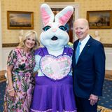 Jills farbenfrohes, florales Kleid unter dem lilafarbenen Mantel macht besonders gute Laune und lenkt sogar ein wenig von Frau Osterhase im Weißen Haus ab.