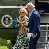 Noch ist es kühl in Washington, Jill Biden kündigt mit ihrem floralen Kleid trotzdem schon den Frühling an. Schal und hohe Lederstiefel helfen aber noch dabei, dass die First Lady sich keinen Schnupfen holt.