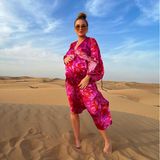 Pretty in Pink! Ihren immer größer werdenden Babybauch präsentiert Kim Gloss in einem knall-pinken Midikleid. Nicht nur die Farbe strahlt, sondern auch Kim in der Dubai-Sonne.