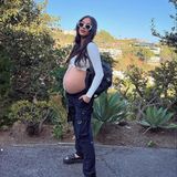 So cool sieht schwanger aus! In einem lässigen Outfit mit kurzem Top und einer super-low-rise Hose präsentiert Serienstar Shay Mitchell ihren prallen Baby-Bauch.