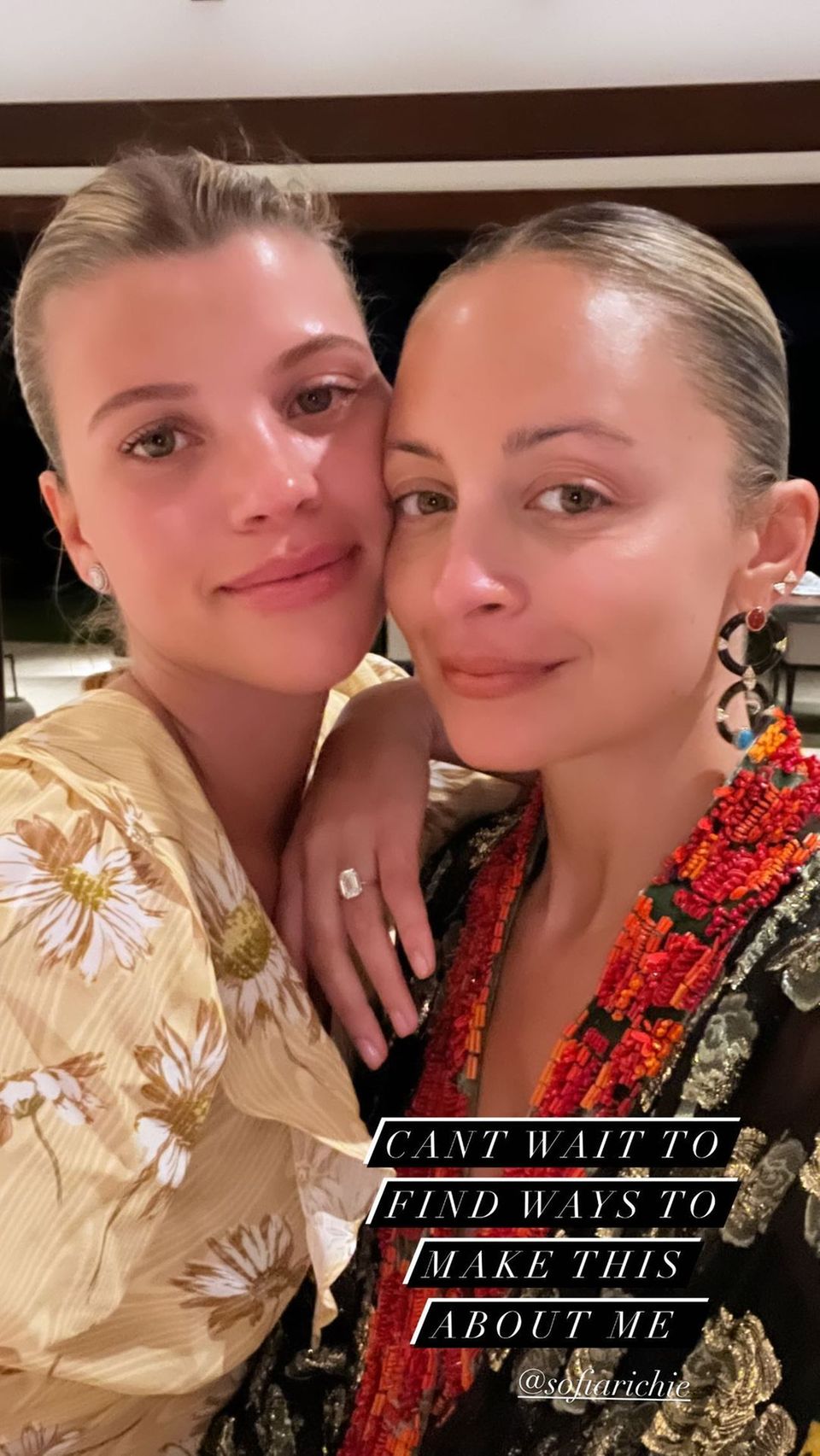 Nicole Richie zeigt sich in ihrer Instagram Story mit Schwester Sofia, an deren Hand der Verlobungsring funkelt.