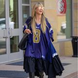 So schick kann sporty sein. Ein Los Angeles RAMS Trikot als Kleid trägt Heidi Klum zusammen mit hohen Lederstiefeln und stellt damit wieder einmal ihren unverkennbaren Style unter Beweis. 