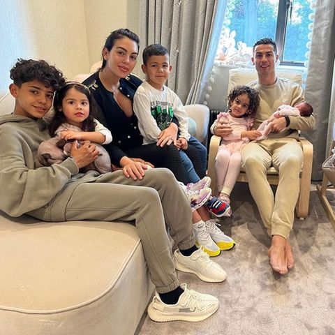 Cristiano Ronaldo und Georgina Rodríguez mit ihren Kindern