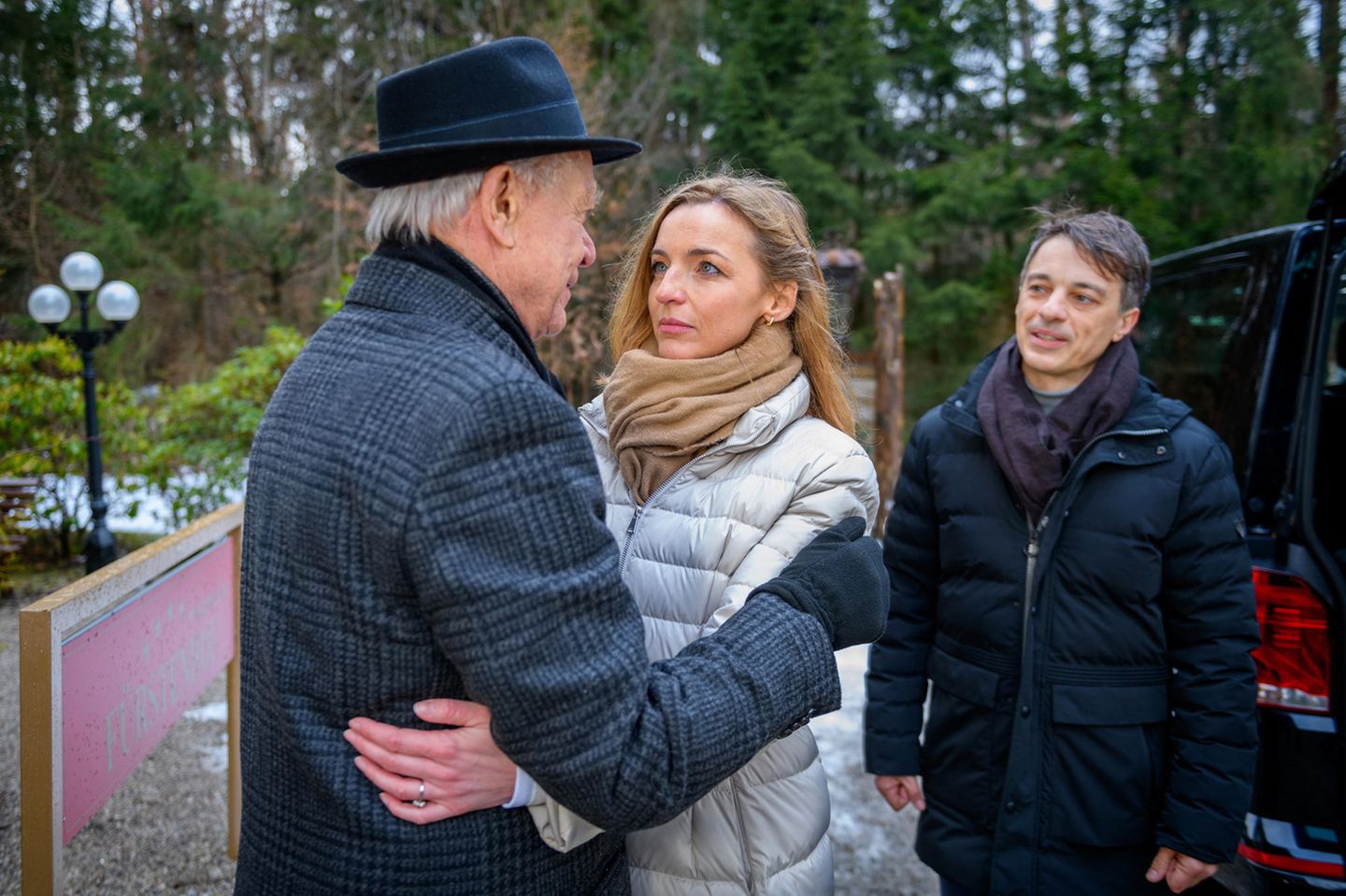 "Sturm der Liebe": Werner verabschiedet sich von Lia und Robert (v.l.n.r).