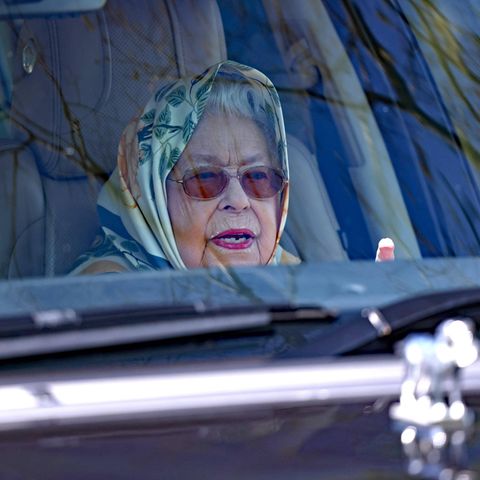 Queen Elizabeth wurde an ihrem 96. Geburtstag auf dem Beifahrersitz gesehen.