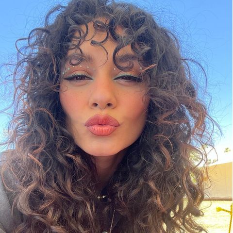 Auf Instagram teilte die Schauspielerin einige Momente von ihrem Coachella-Wochenende, doch mit diesem Look begeistert Vanessa Hudgens mal wieder so richtig. Grüner Eyeliner, glitzernde Steinchen und eine Löwenmähne. Na, wenn das mal kein perfekter Festival-Look ist!