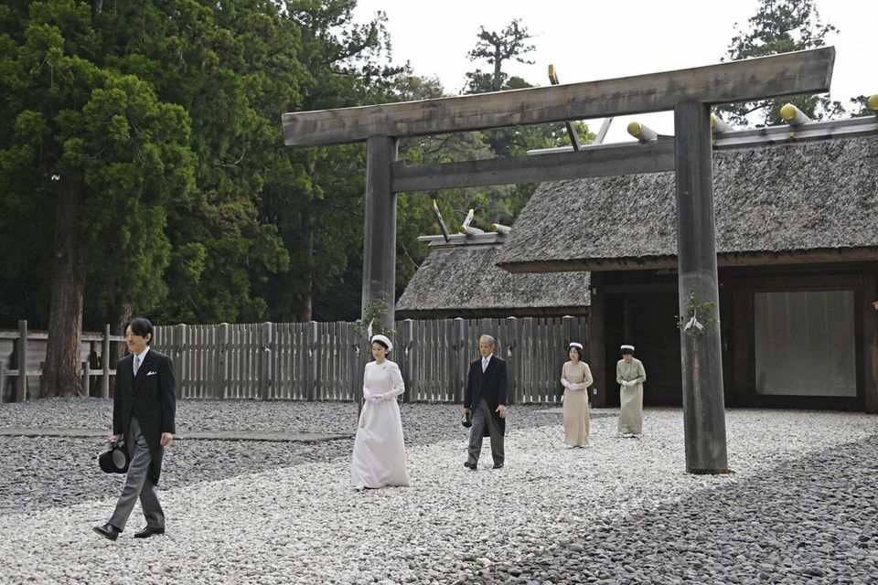 Japans Kronprinz Fumihito und Kronprinzessin Kiko besuchen den Ise-jingū Schrein in der Stadt Ise am 21. April 2022.