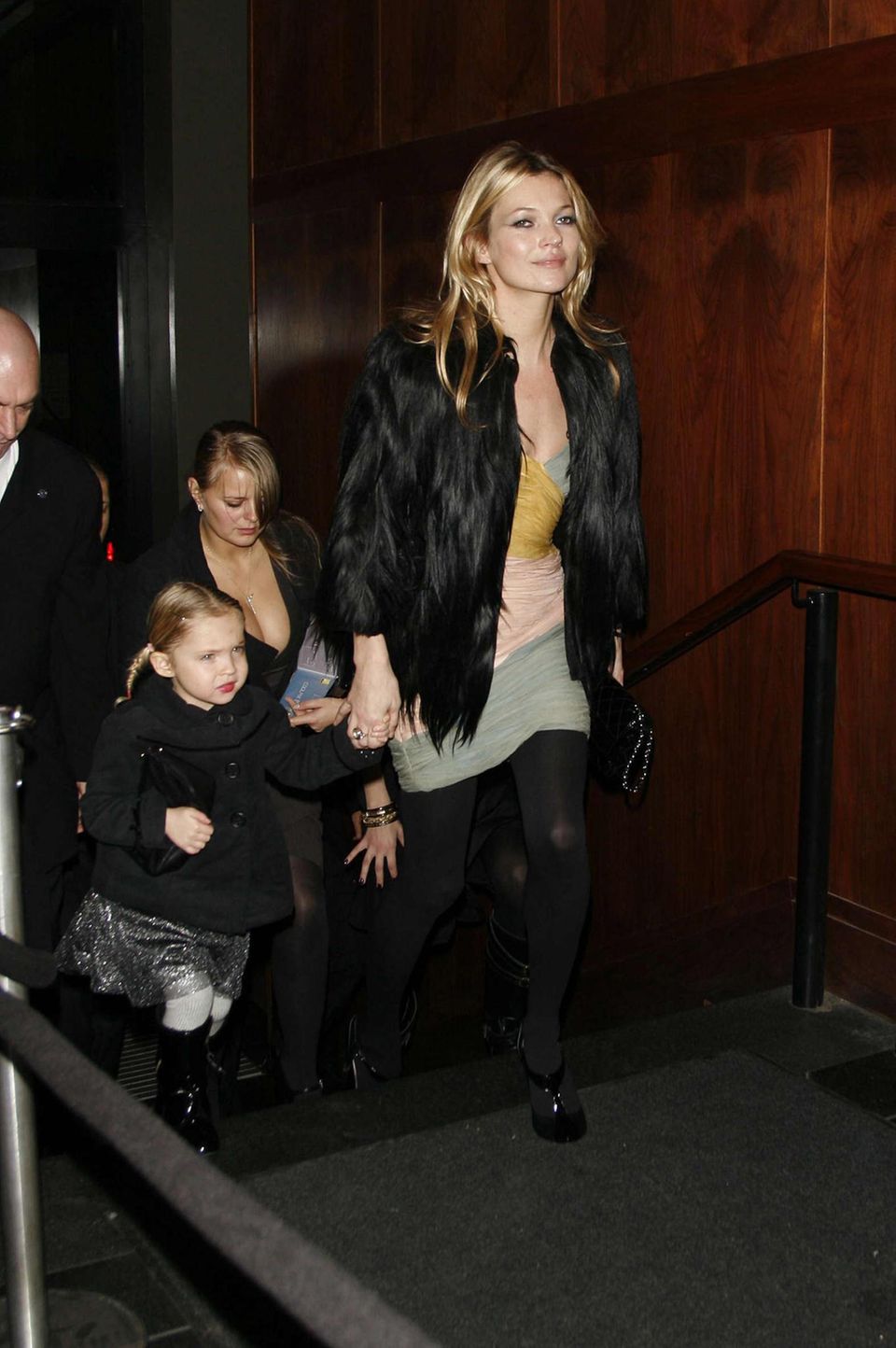 Kate Moss: Lila Moss mit ihrer Mutter Kate im Alter von circa vier Jahren auf dem Weg zu einer Charity Auktion in New York. Lila Moss mit ihrer Mutter Kate im Alter von circa vier Jahren auf dem Weg zu einer Charity Auktion in New York.