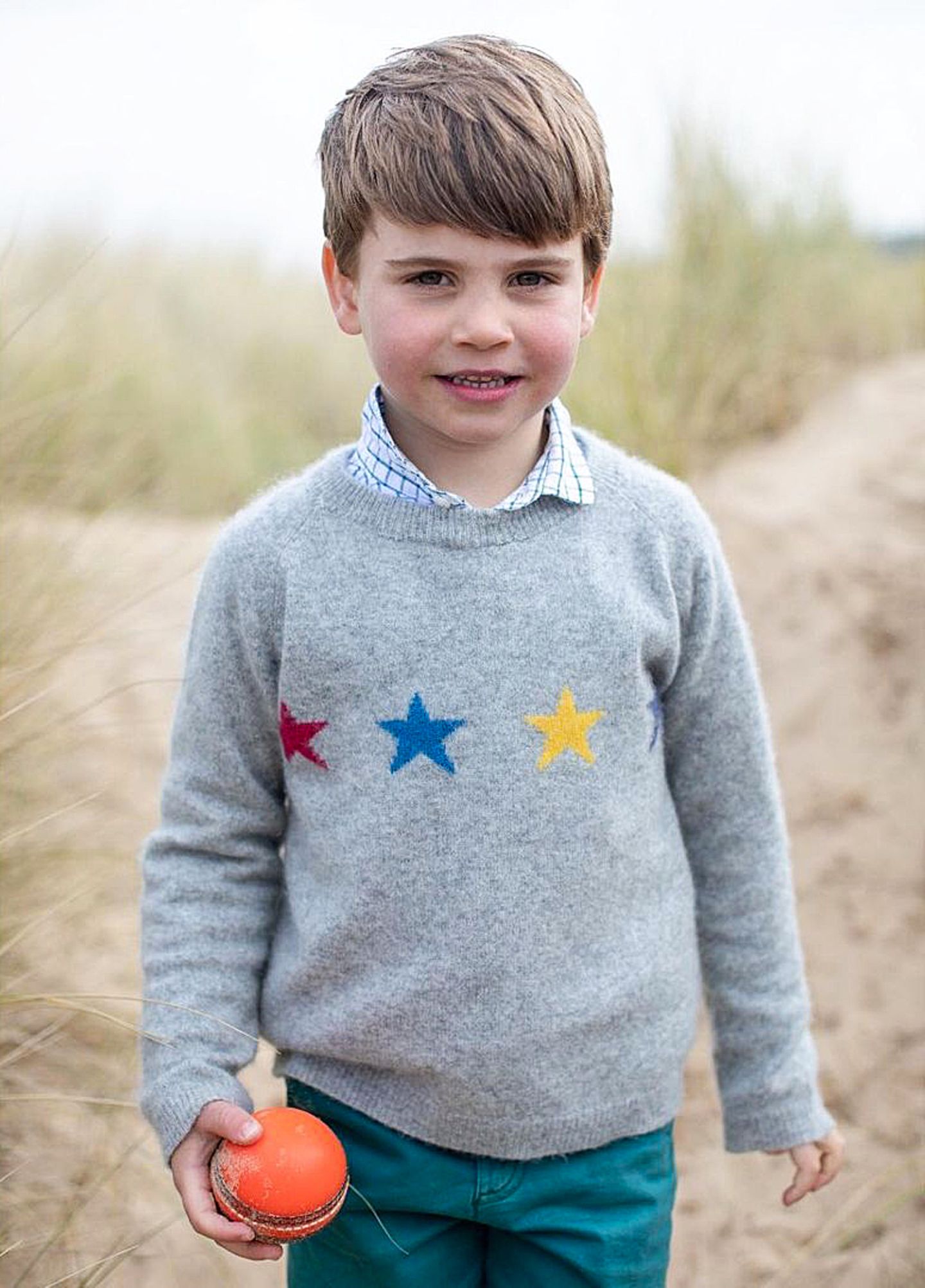 Und auch auf der Instagram-Seite der Royal Family wird Prinz Louis herzlich zum 4. Geburtstag gratuliert. Mit noch einem weiteren Motiv aus der schönen Strand-Serie.