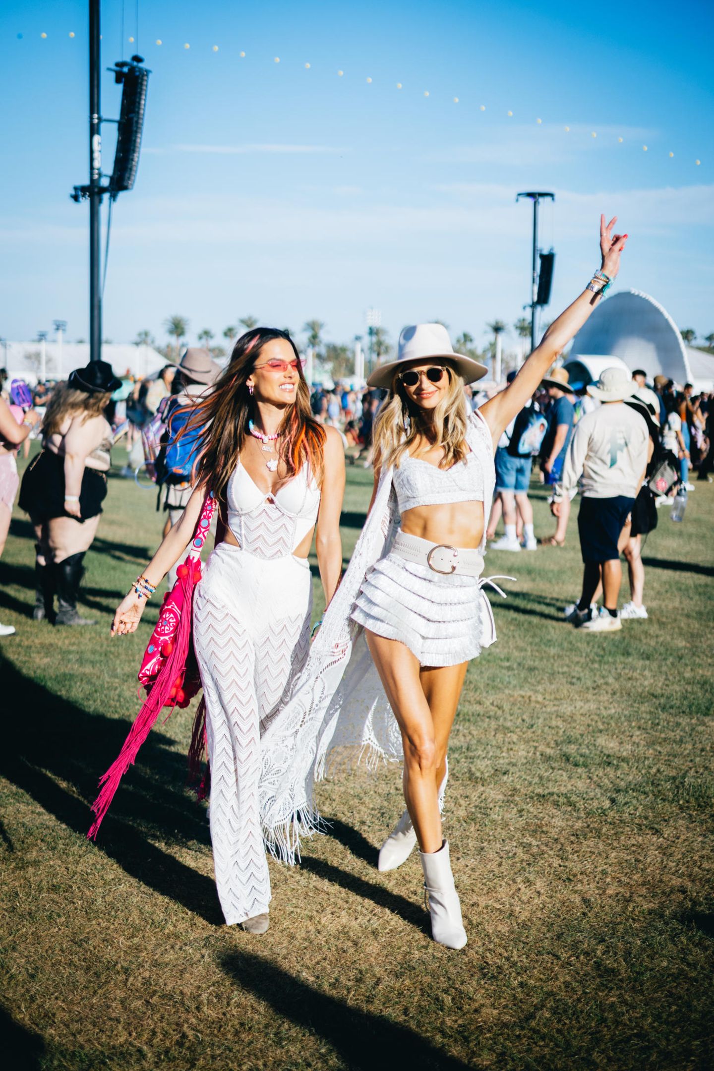 Alessandra Ambrosio hat sich das Coachella-Festival 2022 nicht entgehen lassen. Mit pinkfarbener Sonnenbrille, glossy Lips, farbigen Haarsträhnen und süßen Smileys auf den Nägeln, lässt sie die 90er-Jahre wieder aufleben. 