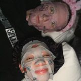 Machine Gun Kelly gönnt sich mit seiner Tochter Beauty-Masken