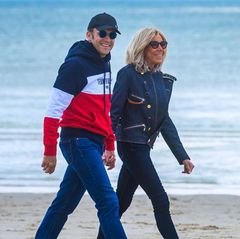 Am Tag vor der entscheidenen Stichwahl in Frankreich gönnen sich Präsident Macron und seine Frau Brigitte noch einmal einen entspannten Spaziergang am Strand von Le Touquet. Beide sind dabei natürlich ganz auf die Farben der Nationalflagge eingestimmt, und die Première Dame könnte in ihrem dunkelblauem Denim-Outfit mit Turnschuhen kaum lässiger aussehen.